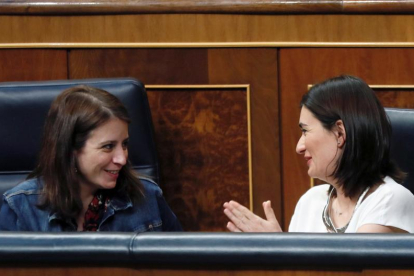 La portavoz del PSOE, Adriana Llastra, con la ministra de Sanidad, Consumo y Bienestar Social, Carmen Munt en el Congreso de los Diputados.