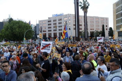 Pla obert de desenes de persones concentrades a la plaça Imperial Tarraco, davant la subdelegació del govern espanyol a Tarragona, el 21 de maig del 2018