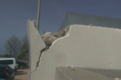 Uns brètols van trencar el mur de la pista, xarxes, ancoratges i el tub de reg.