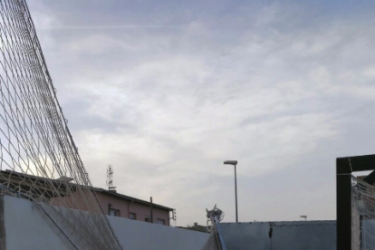 Unos vándalos rompieron el muro de la pista, redes, anclajes y el tubo de riego.