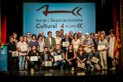 Foto de les entitats reconegudes per la Generalitat en l'acte del