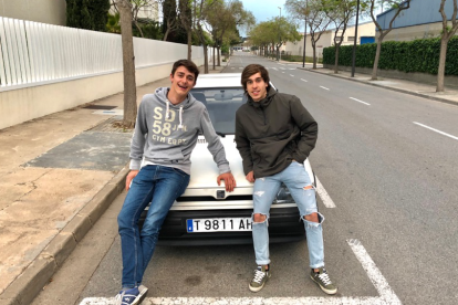 Marc Conca i Sergi Llussà amb el Seat Ibiza de l'any 1992 que duran al desert del Marroc.