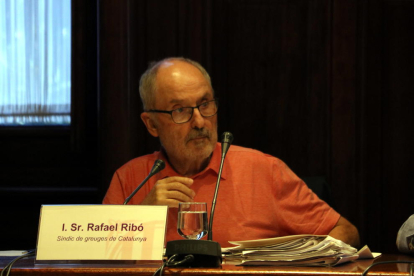 Plano medio del Síndic de Greuges, Rafael Ribó, durante su intervención en la comisión del Parlament.