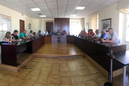 Veïns i polítics del municipi es van reunir aquest dilluns per determinar accions conjuntes.