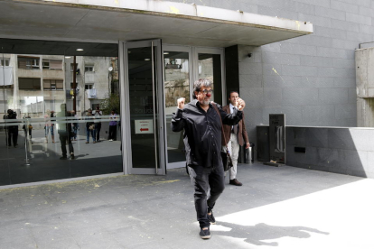 Jordi Pesarrodona en el momento de salir de los juzgados de Manresa con los brazos alzados.