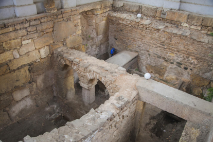 Un sector de la cripta de los Arcos, donde ayer se hacía el levantamiento de imágenes láser en 3D, donde se aprecia la presencia de un sarcófago.