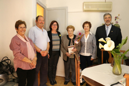 Camí Mendoza ha entregat una rosa a Miguela, de 92 anys, una de les persones ateses per Amics de la Gent Gran.
