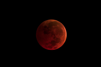 La Tierra se interpone entre el Sol y la Luna convirtiéndola en una 'luna de sangre'.