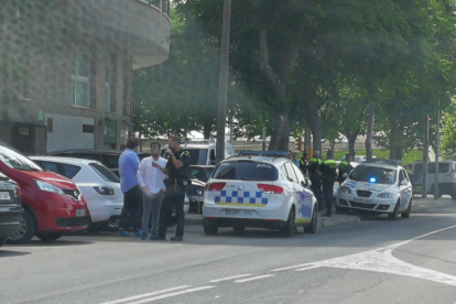 Varias patrullas de la Guardia Urbana se desplazaron a la calle Torres Jordi a raíz de los hechos.