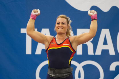 Lidia Valentín, con los brazos en el aire después de ganar uno de los dos oros alcanzados en el pabellón de Constantí ayer.