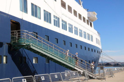 Passatgers baixant per les escales del creuer 'Pearl II', el primer que atraca enguany al Port de Tarragona.