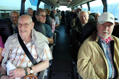 Un grupo de turistas ingleses que viajan en el primer crucero que hace |escala en Tarragona este 2018, encima de un autobús lanzadera que los lleva desde el puerto hasta el centro de la ciudad.