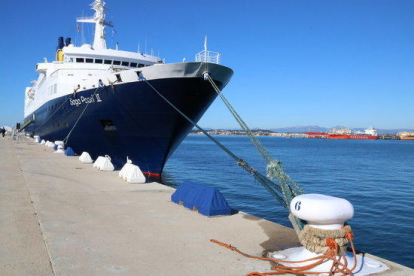 Pla general del primer creuer que fa escala aquesta temporada 2018 al port de Tarragona, el 'Pearl II', de la companyia Saga Cruises.