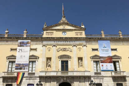 El Ayuntamiento de Tarragona con la bandera LGTBI colgada en la fachada.
