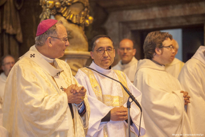 Rodríguez, con el arzobispo Pujol, durante el acto de ordenación celebrado el domingo en el Vendrell.