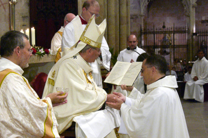 Momento de la ordenación de Antonio Rodríguez como presbítero.