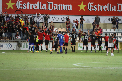 Los futbolistas roig-i-negres celebran una victoria con su afición en el Estadi Municipal.