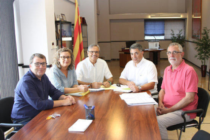 Imagen de la firma del documento de compra-venta entre el Ayuntamiento de l'Aldea y Adif.