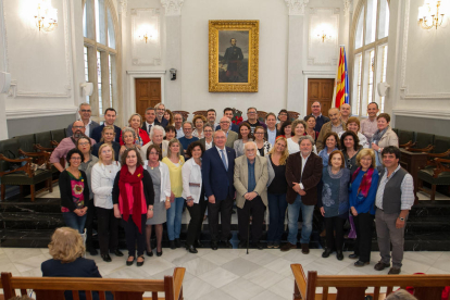 Fotografía de familia de los autores locales y los concejales en el Salón de Plenos del Ayuntamiento.