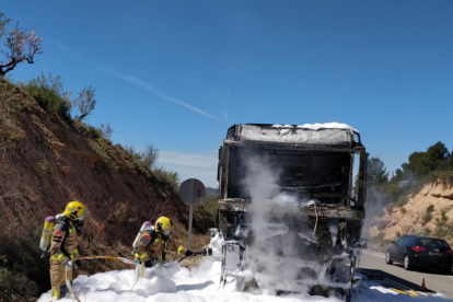 Imagen de la cabina de un camión quemada.