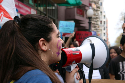 Una manifestant a la manifestació de Tarragona contra la sentència de 'La Manada'.