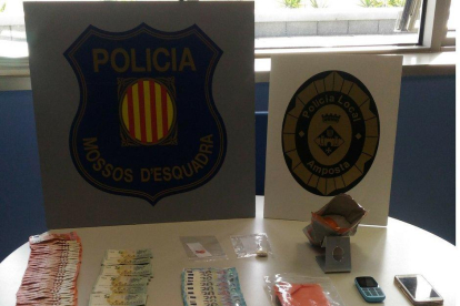 Se ha interceptado 1.550 euros en billetes, cocaína y varios utensilios para su distribución.