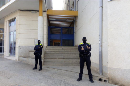 L'operatiu policial s'ha fet en un habitatge del carrer Sabastià Juan Arbó d'Amposta.