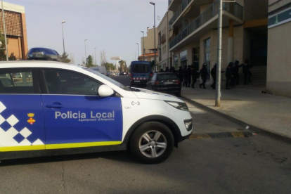 El operativo, a primera hora de la mañana, se ha hecho conjunto entre la Policía Local de Amposta y los Mossos d'Esquadra.