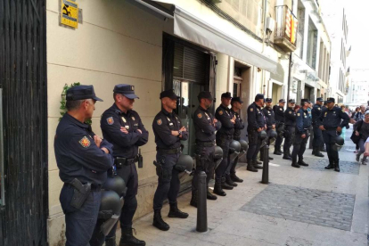 Agentes de la Policía Nacional delante la sede de CatMon en Reus, en la calle Carnisseries Velles.