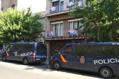 Vehículos de la Policía Nacional en la calle Camí de Tarragona de Reus.