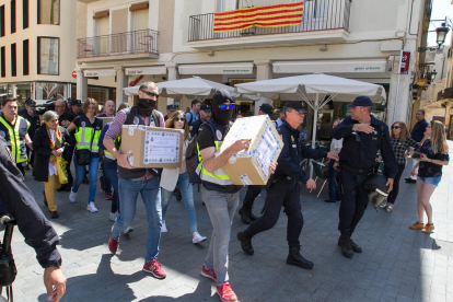 Els agents de la Policia Nacional, després de l'escorcoll a Reus.