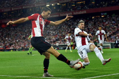 El jugador del Athletic Club de Bilbao, Óscar de Marcos, ha demostrado, sin querer, que es un futbolista diferente.