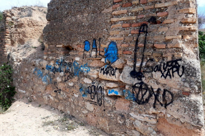 Plano general de un muro del Fortín de Orleans de Tortosa con las pintadas vandálicas