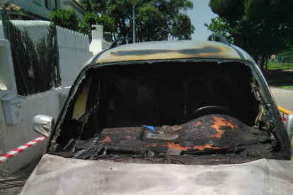 Imatge d'un dels cotxes cremats.