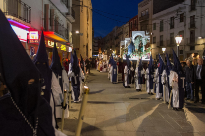 Un instante de la procesión del Prendiment, que recorrió las calles de Reus con uno de los misterios.