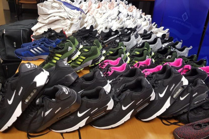 La Guardia Urbana de Reus decomisó un centenar de zapatillas deportivas de marcas falsificadas.
