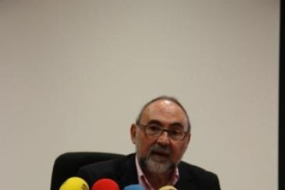 El presidente del EMD de Jesús, Pere Panisello, con los carteles de la presentación de la XIX Feria del Aceite de las Tierras del Ebro.