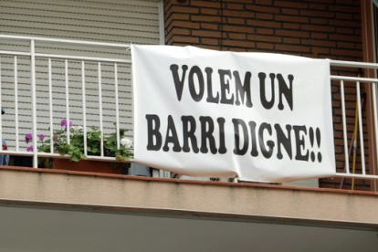 Pancarta col·locada en un balcó de la Part Baixa on es reclama un «barri digne».