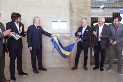 Josep Poblet y Pere Granados destapan una placa que significa la inauguración de las obras del Pabellón Deportivo Salou Centro.
