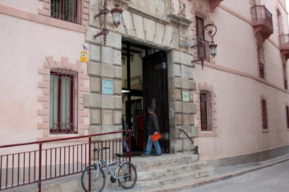 Imatge de la façana dels Jutjats de Tortosa.