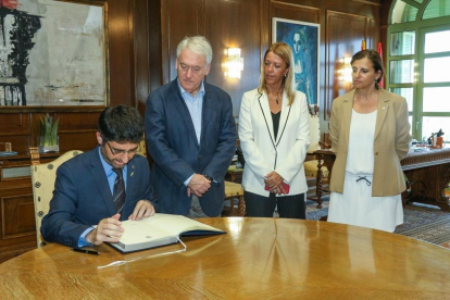 El consejero|conseller de Políticas Digitales y Administración Pública del Gobierno de la Generalitat, Jordi Puigneró, ha visitado la Diputació de Tarragona.
