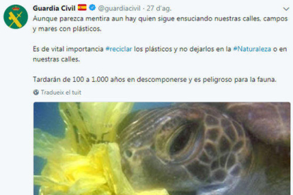 Captura de pantalla on es pot veure la piulada de la Guàrdia Civil on fa una crida a no embrutar amb plàstics amb una imatge d'una tortuga que porta enganxat a la boca un plàstic groc.