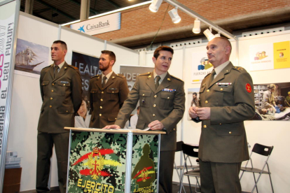 Imatge de la passada edició de l'Expojove Girona amb els militars vestits d'uniforme.