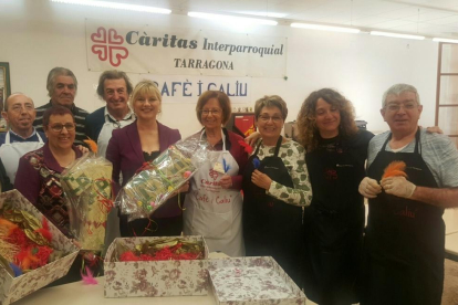 Moment de l'entrega de la mona a Càritas per part de la presidenta d'ESPIMSA, Elvira Ferrando.