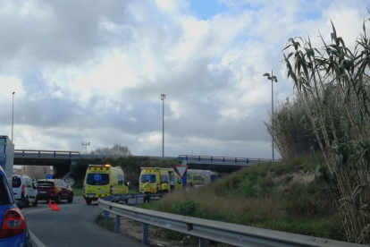 Imagen de dos ambulancias en el lugar donde han chocado los dos turismos.