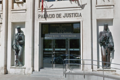 Imagen de la fachada exterior de la Audiencia provincial de Murcia.