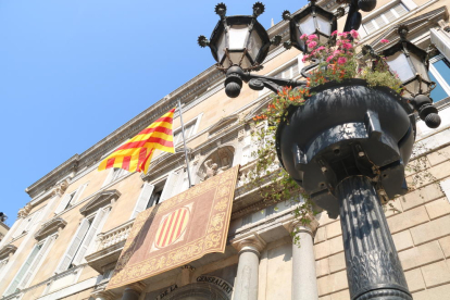 Imatge de la façana del Palau de la Generalitat, amb la senyera hissada.