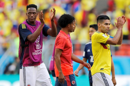 Los jugadores colombianos agradeciendo el apoyo de la afición.