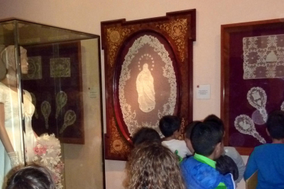 Los alumnos han podido ver los trabajos de bolillos expuestos en el museo.