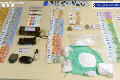 Es van intervenir 850g de cocaïna i més de 10.000 euros en metàl·lic.